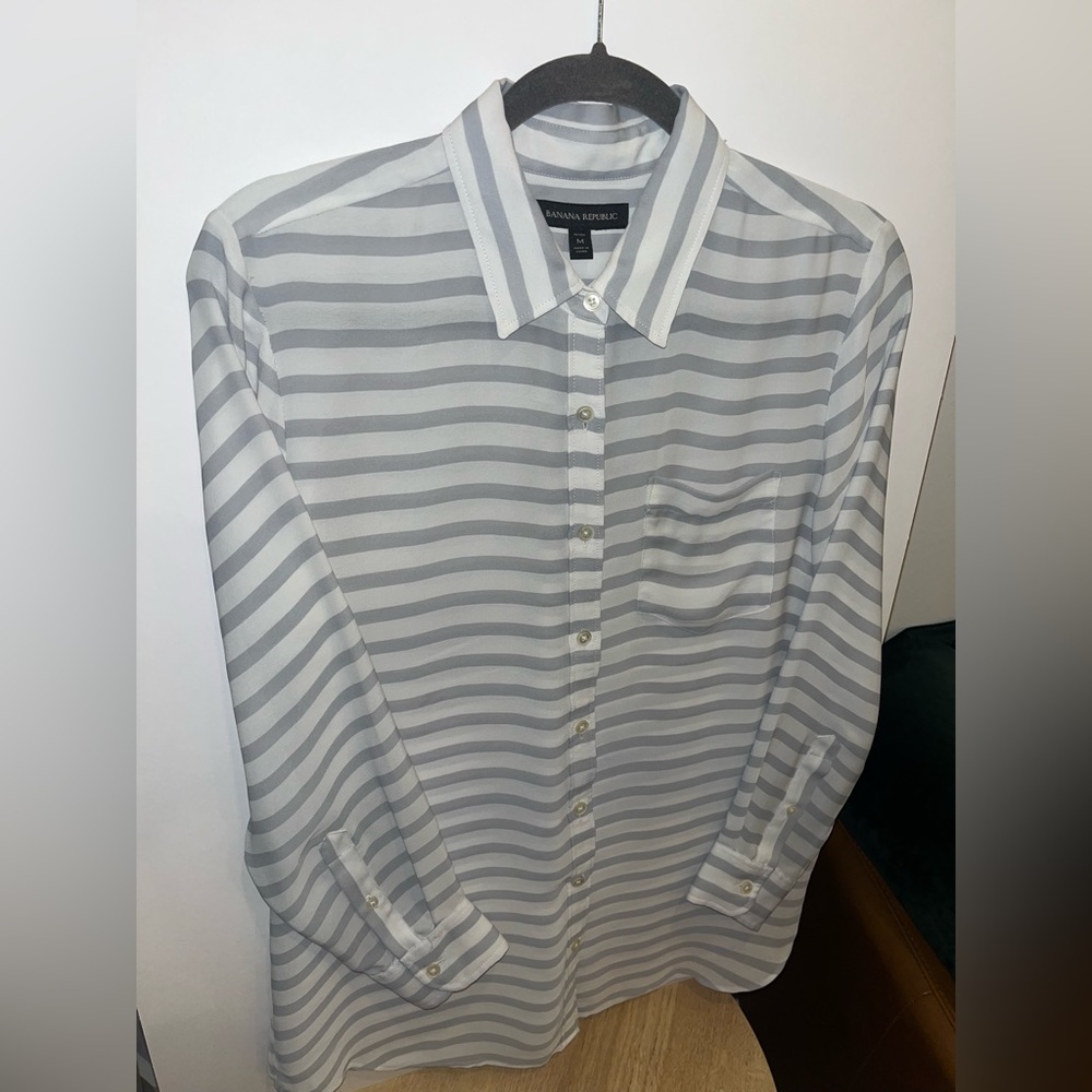 Petite 🍌 Banana Republic Button Down - Picture 3 of 13